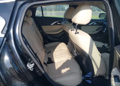 2017 Infiniti Qx30 Premium z USA, uszkodzony, nr VIN SJKCH5CR6HA017384